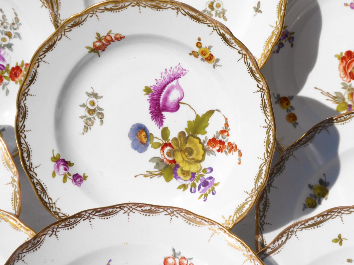 Série De Neuf Assiettes En Porcelaine De Meissen Style XVIIIe , Bouquets De Fleurs Assiette-photo-3