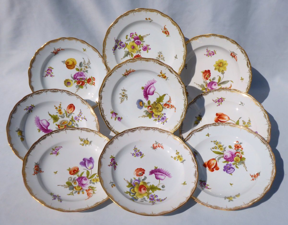 Série De Neuf Assiettes En Porcelaine De Meissen Style XVIIIe , Bouquets De Fleurs Assiette