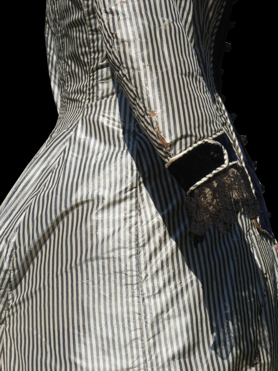 Train Dress, Princess Line, Striped Silk Circa 1876-1878 Tournue / Faux Cul Costume Mode-photo-4