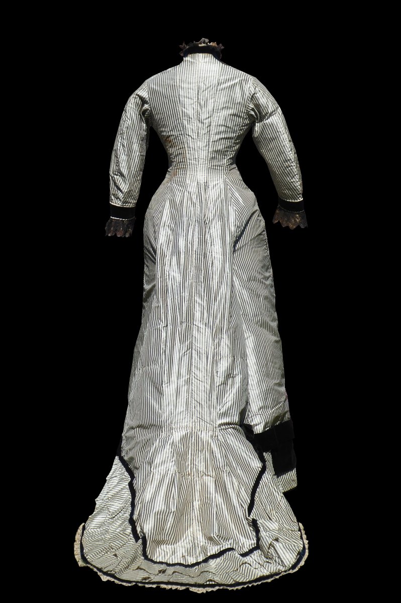 Train Dress, Princess Line, Striped Silk Circa 1876-1878 Tournue / Faux Cul Costume Mode-photo-1