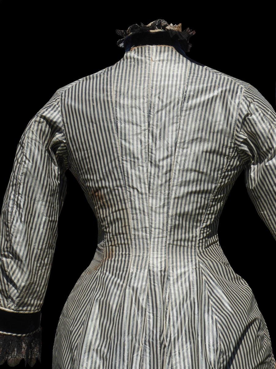 Train Dress, Princess Line, Striped Silk Circa 1876-1878 Tournue / Faux Cul Costume Mode-photo-2