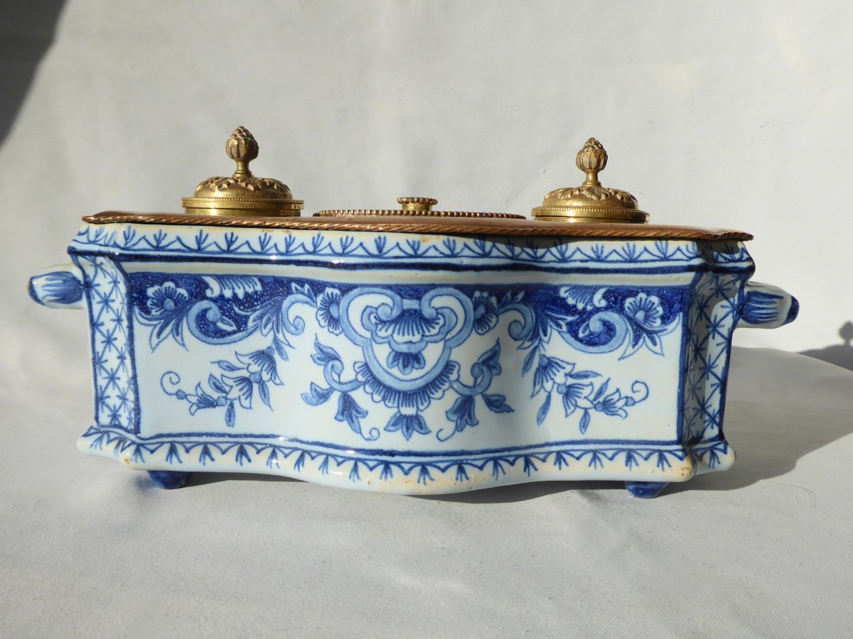 Encrier De Bureau En Faience De Delft XIXe Bronze Doré , Camaieu De Bleu Style XVIIIe