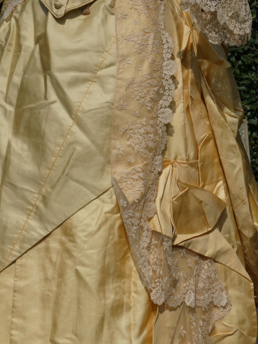 Robe De Reception / Soirée En Soie Jaune & Dentelle Epoque 1880 Modele à Tournure Costume XIXe-photo-2