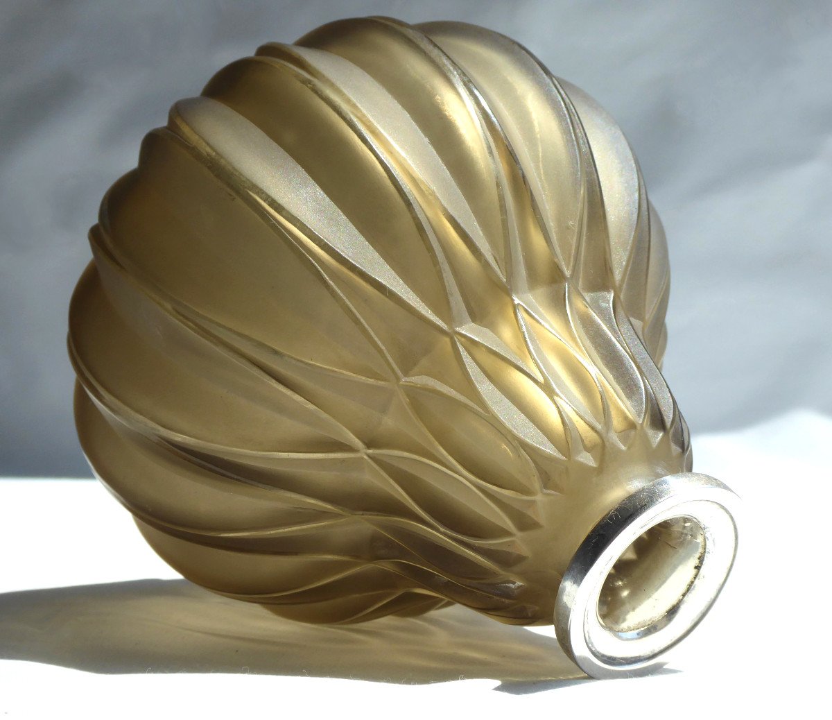 Art Deco Vase In Molded Glass Signed Sabino France, Deco Silver Frame 1920-1930 Enlacement-photo-2