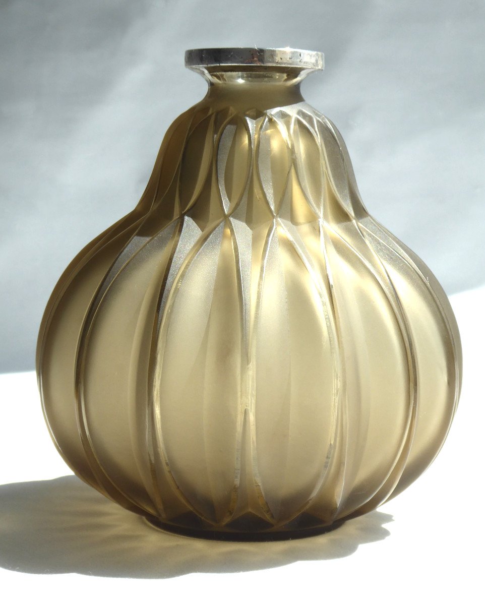 Art Deco Vase In Molded Glass Signed Sabino France, Deco Silver Frame 1920-1930 Enlacement-photo-1
