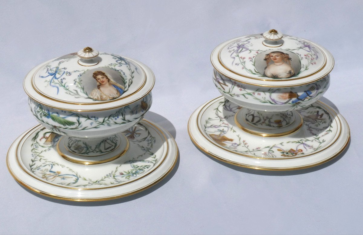 Paire De Compotiers / Drageoirs Porcelaine De Sèvres Epoque Napoléon III Portraits De Marquise De Sévigné , Henriette d'Angleterre