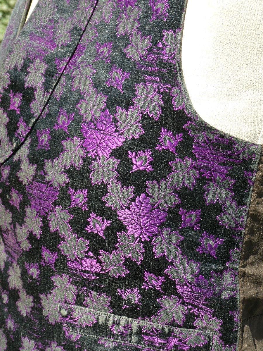 Men's Shawl Vest Period 1840-1850, Violet Brocaded Silk, Dandy, Nineteenth Fashion Costume-photo-1