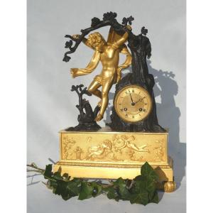 Clock In Gilt Bronze Restoration Period, Mythological Scene Zephyr Nineteenth Around 1815 God Of Wind