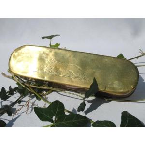 Large Tobacco Box In Engraved Brass, Dog Decor, Snuffbox Eighteenth Century Holland