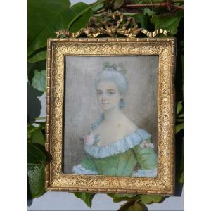 Grande Peinture Miniature , Jeune Femme , Elegante Du XVIIIe Siecle , Cadre En Bronze Doré XIXe