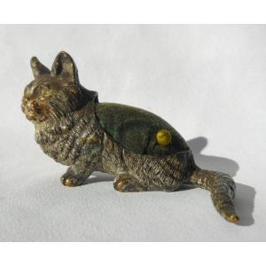 Bronze De Vienne Polychrome Signé Geshutz Objet De Couture Porte Aiguilles XIXe Chat Coussin