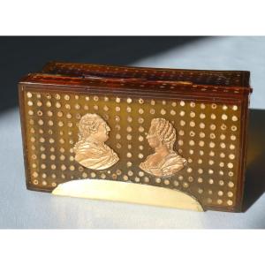 TABATIERE EPOQUE XVIIIE SIECLE , corne , profils du roi de france & marie antoinette 1780 BOITE