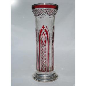 VASE EN CRISTAL TAILLé , Monture en argent massif , époque 1900 , rouge grenat saint Louis 