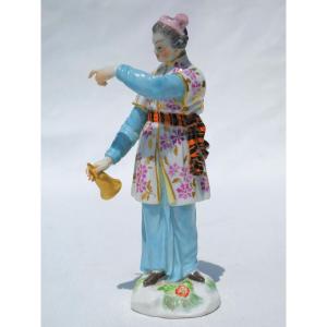 SUJET EN PORCELAINE ALLEMANDE DE MEISSEN , JAPONAISE A LA CLOCHE , CHINOISERIE STYLE XVIIIE