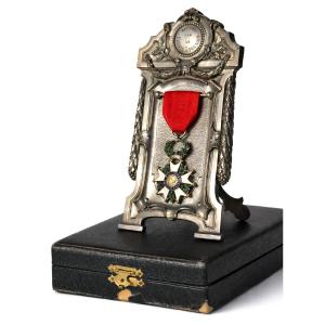 Porte Medaille / Decoration En Bronze Doré , Style Louis XVI , Cadre En Ecrin , Medailler 1900