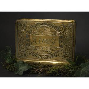Tabatiere XVIIIe , Boite à Tabac , Laiton Gravé , Datée 1732 , Monogrammée Rg , Louis XV