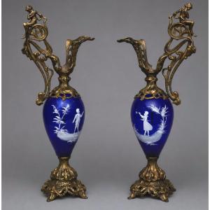 Importante paire d'aiguières Art nouveau en verre bleu cobalt à décor Mary Gregory XIXe Vases