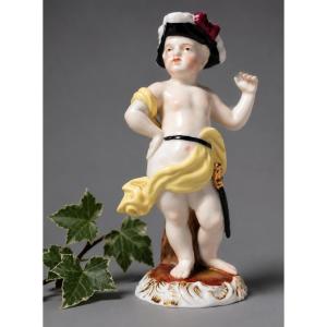 Charmant sujet en porcelaine Allemande de Saxe figurant un jeune page / Marquis – XIXᵉ siècle