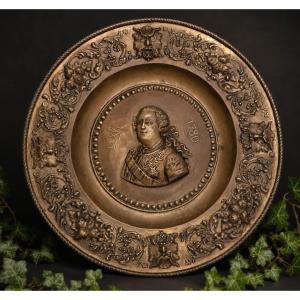 Large Royalist Plate In Repoussé Brass, Renaissance Style, Portrait Of King Louis XVI, 19th Century