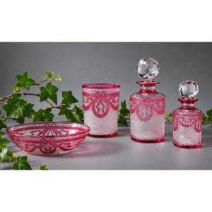 Service De Toilette En Cristal Rose Gravé à Décor De Guirlandes & Rubans Vers 1900 Saint Louis