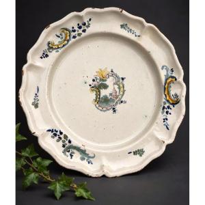 Plat en faïence polychrome du XVIIIe siècle – Saint-Omer – Décor rocaille