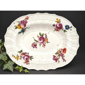 Grand Plat Ovale De Service En Porcelaine Polychrome De Vienne– XVIIIe siècle , Louis XV Ozier