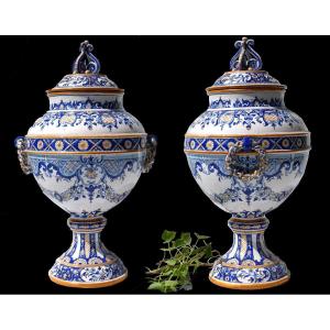 Paire De Vases Couverts Pot à Pharmacie Style Rouen , Signés Au Vase Etrusque Paris potiche