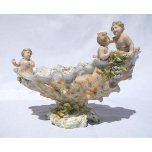 Group In German Porcelain, Cup Decorated With Cherubs, Napoleon III Nineteenth Angels