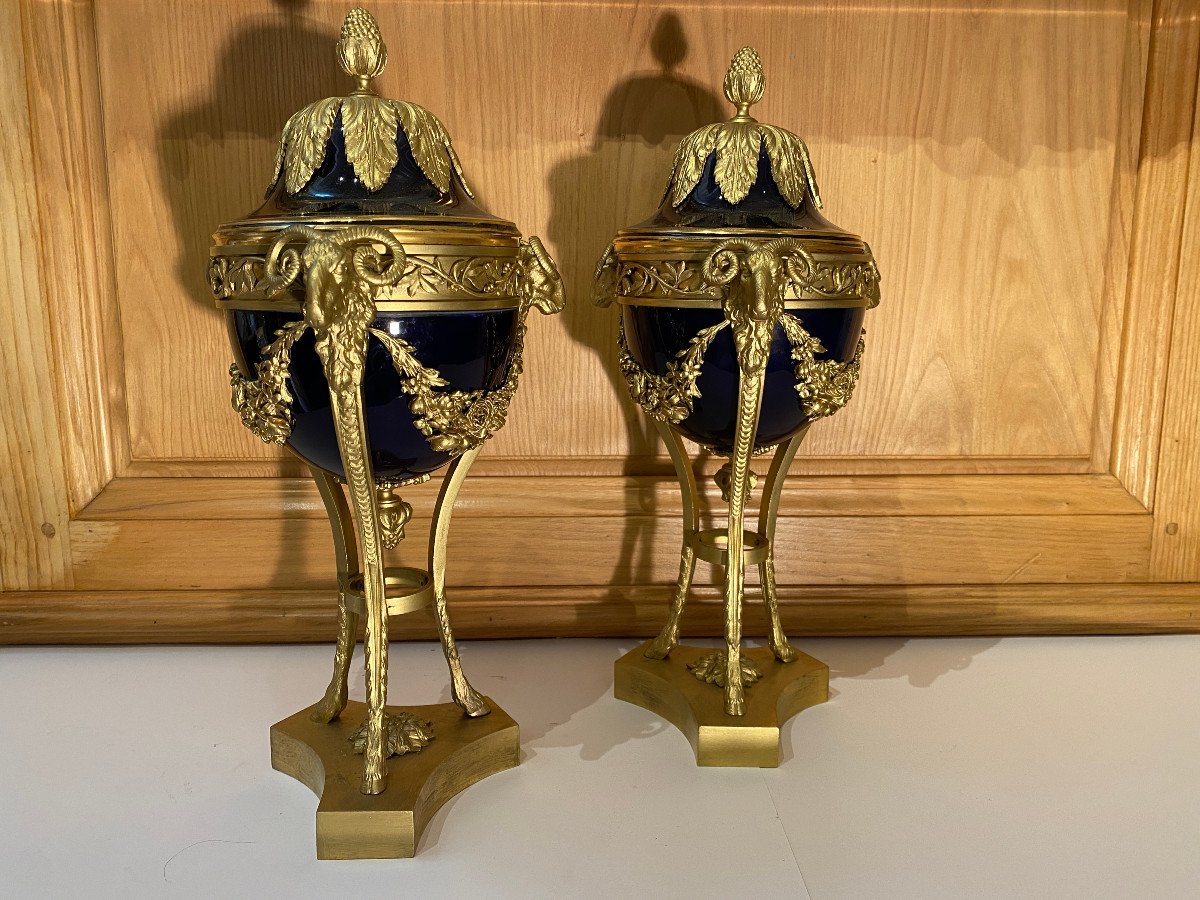 Paire de grandes cassolettes en porcelaine bleu et bronze doré aux décors de têtes de béliers-photo-4