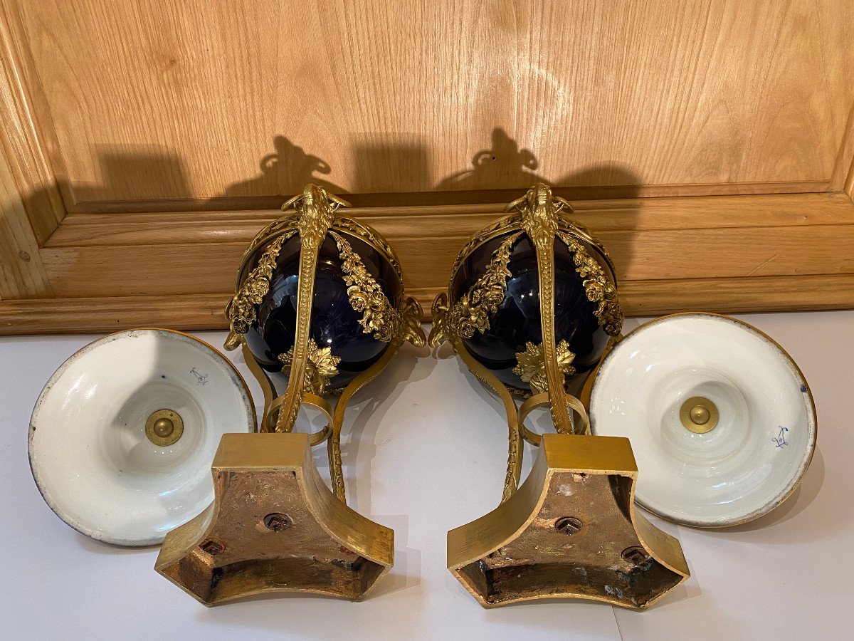 Paire de grandes cassolettes en porcelaine bleu et bronze doré aux décors de têtes de béliers-photo-2