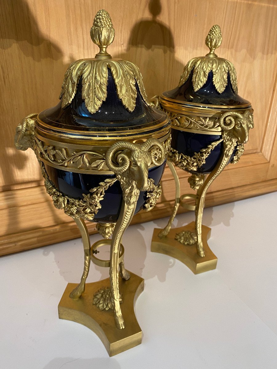 Paire de grandes cassolettes en porcelaine bleu et bronze doré aux décors de têtes de béliers-photo-3