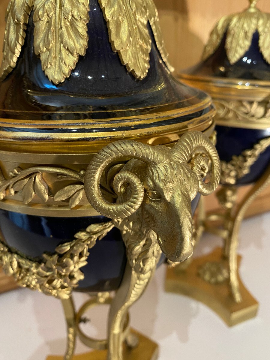 Paire de grandes cassolettes en porcelaine bleu et bronze doré aux décors de têtes de béliers-photo-4
