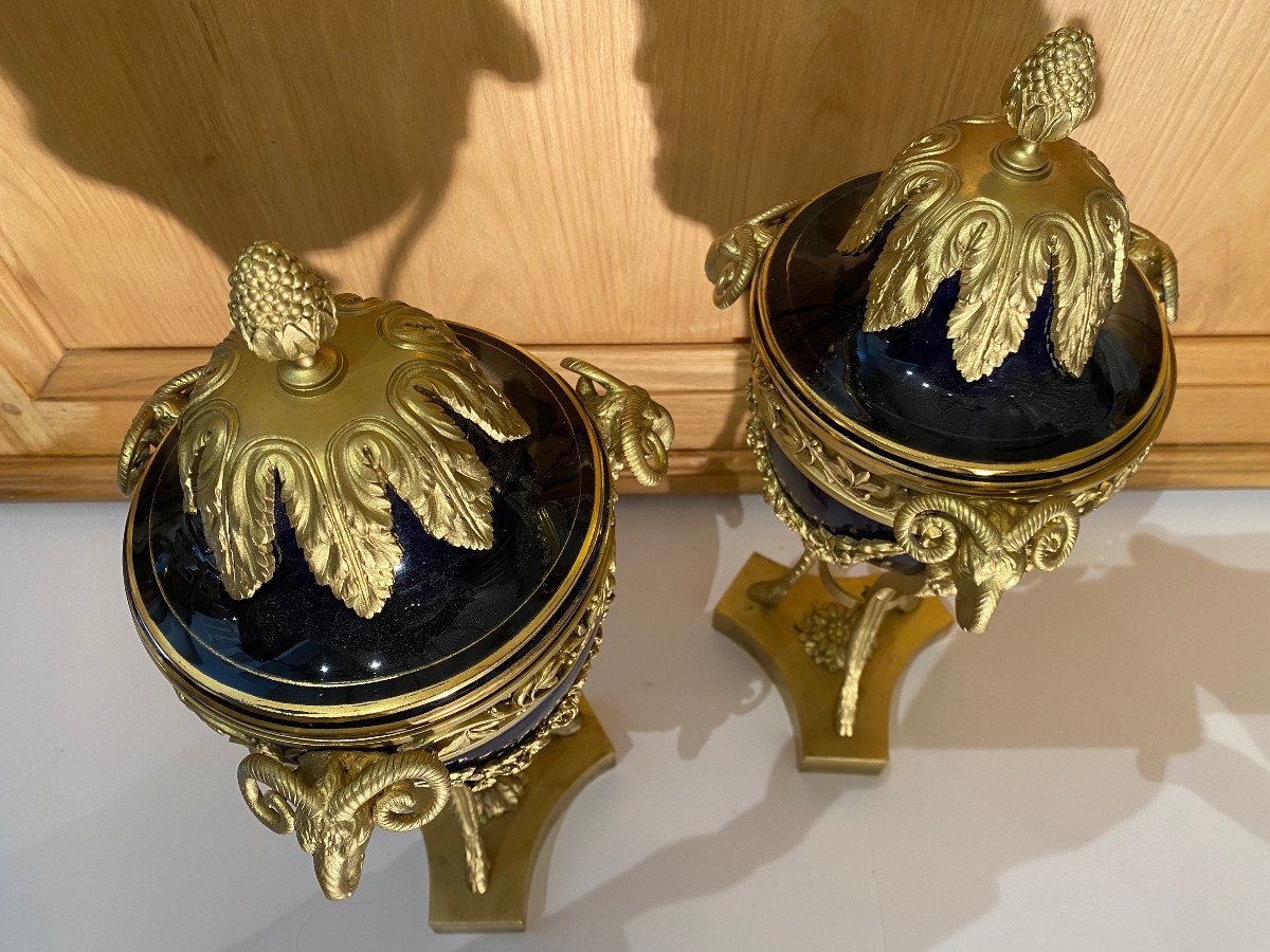 Paire de grandes cassolettes en porcelaine bleu et bronze doré aux décors de têtes de béliers-photo-5