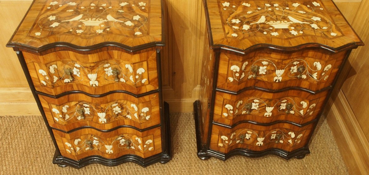 Rare paire de petites commodes italiennes du XVIII eme siècle-photo-1