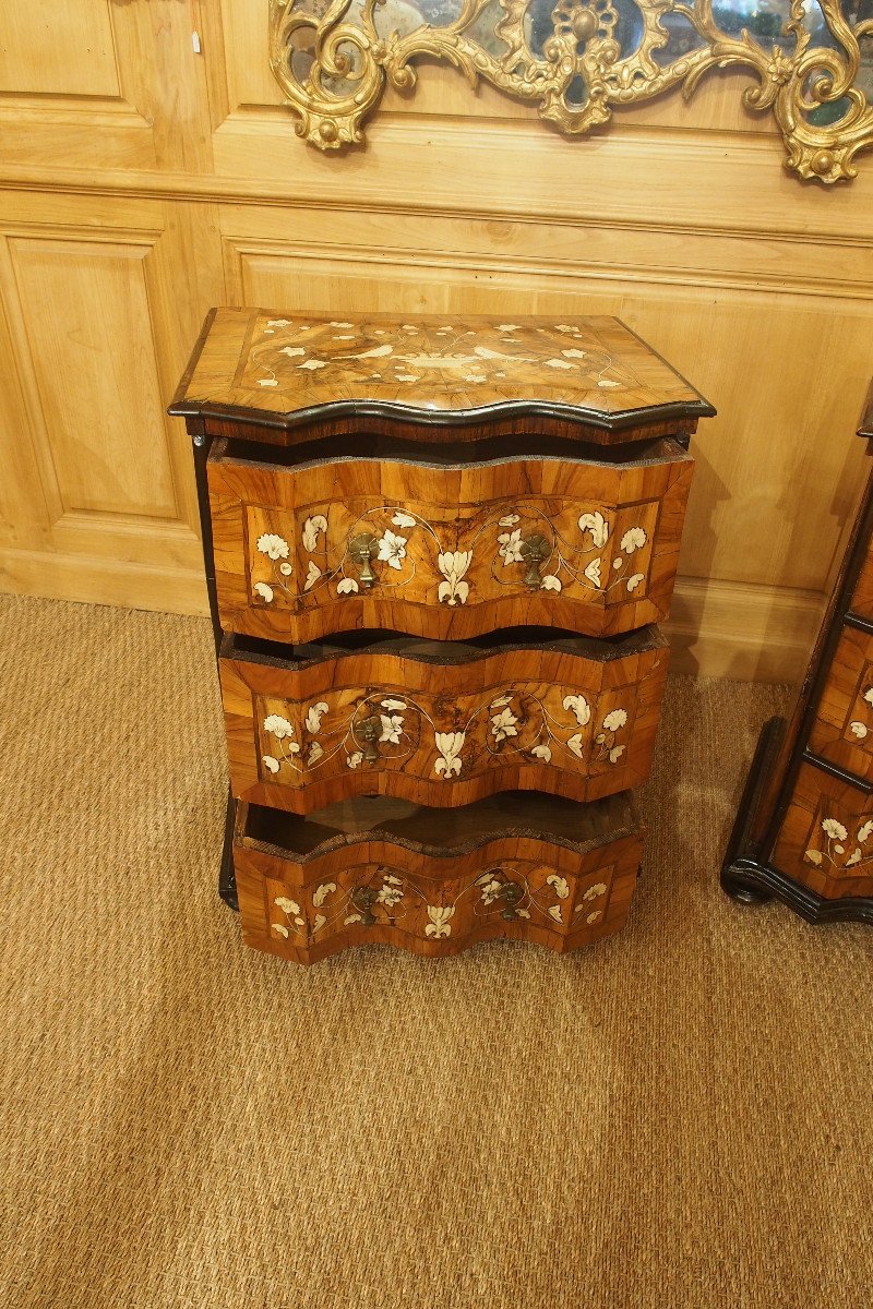 Rare paire de petites commodes italiennes du XVIII eme siècle-photo-2