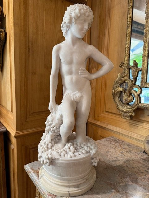 Statue en marbre de Carrare, représentant un jeune homme foulant des grappes de raisins-photo-2