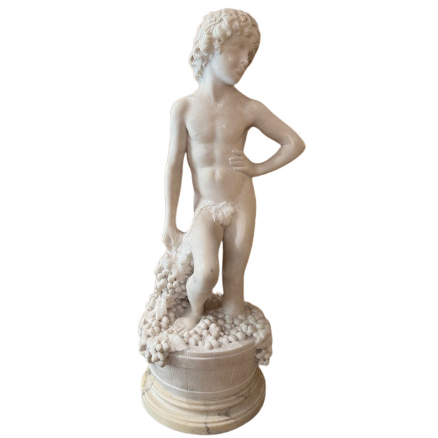 Statue en marbre de Carrare, représentant un jeune homme foulant des grappes de raisins