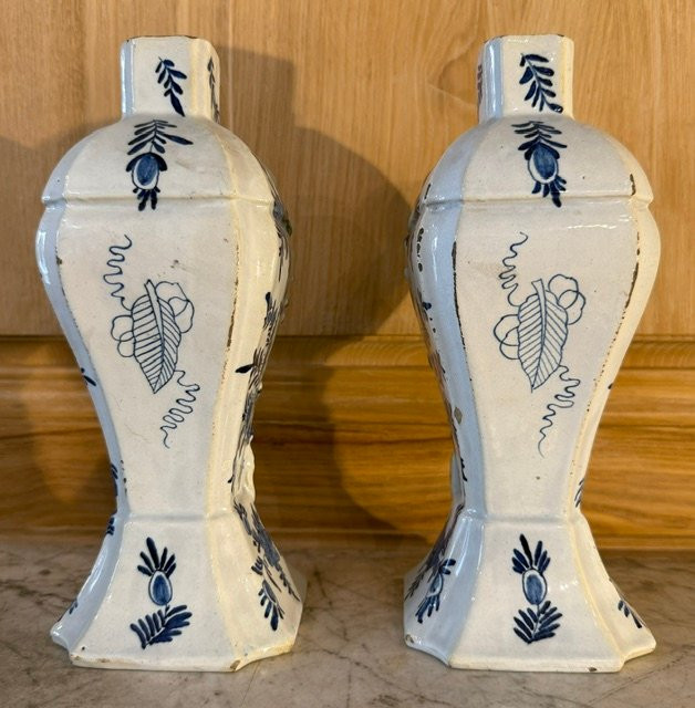  Paire de vases en faïence de Delft polychromes d’époque XVIII eme-photo-2