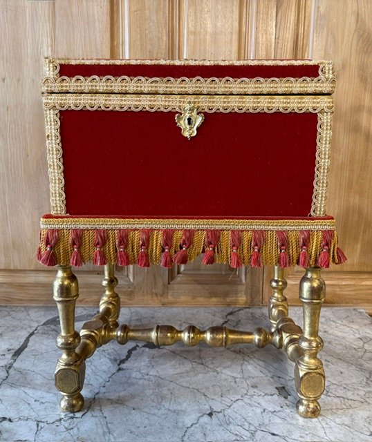 18th Century Turned And Gilded Wood Base With Removable Travel Box.-photo-2
