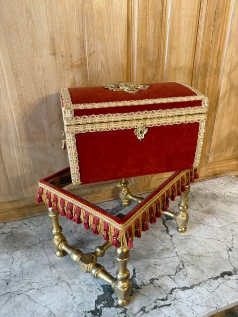 18th Century Turned And Gilded Wood Base With Removable Travel Box.-photo-1