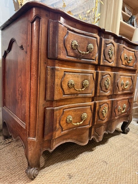 Commode de forme arbalète d’époque Louis XV en noyer mouluré-photo-1
