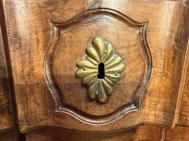 Commode de forme arbalète d’époque Louis XV en noyer mouluré-photo-2