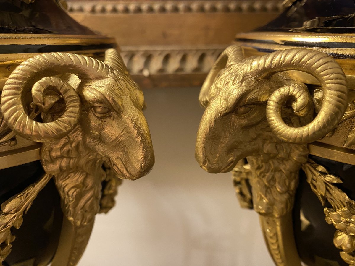 Grandes cassolettes en porcelaine bleu de four et bronze doré à décor de têtes de béliers-photo-2