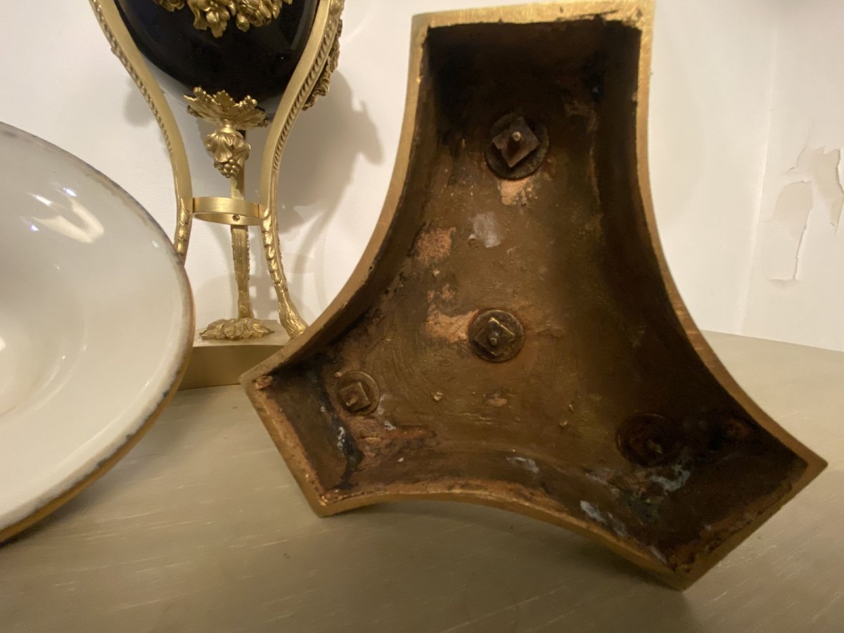 Grandes cassolettes en porcelaine bleu de four et bronze doré à décor de têtes de béliers-photo-3