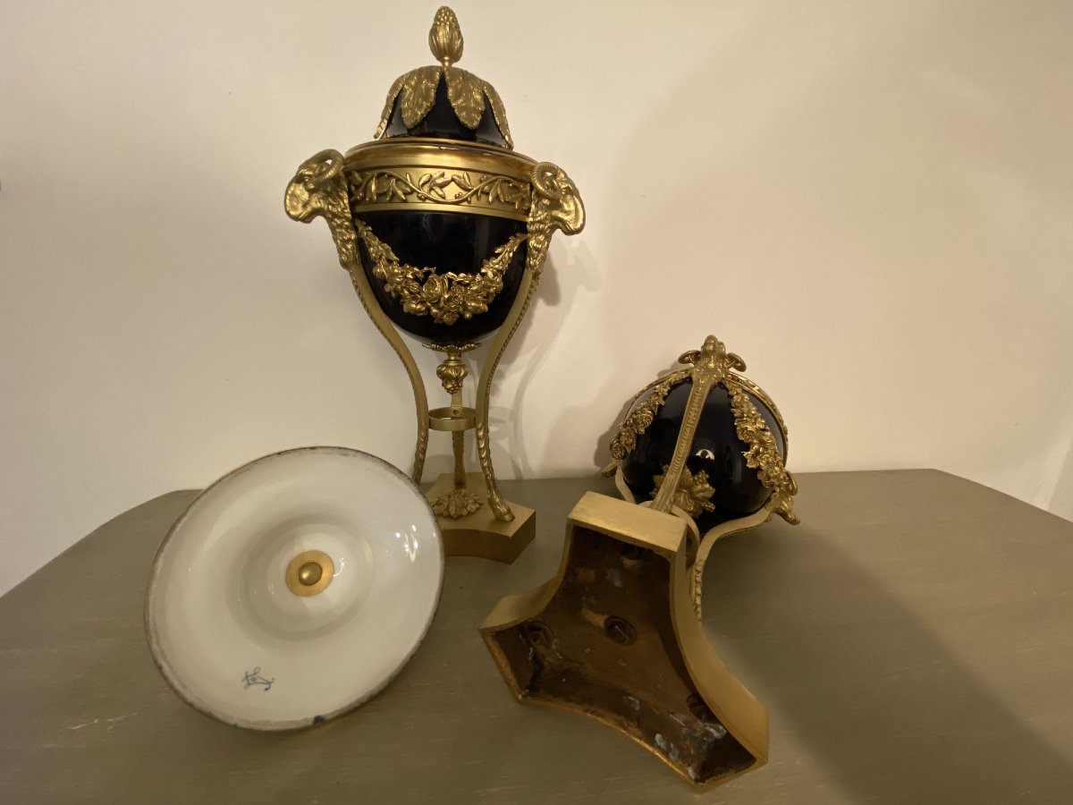 Grandes cassolettes en porcelaine bleu de four et bronze doré à décor de têtes de béliers-photo-2