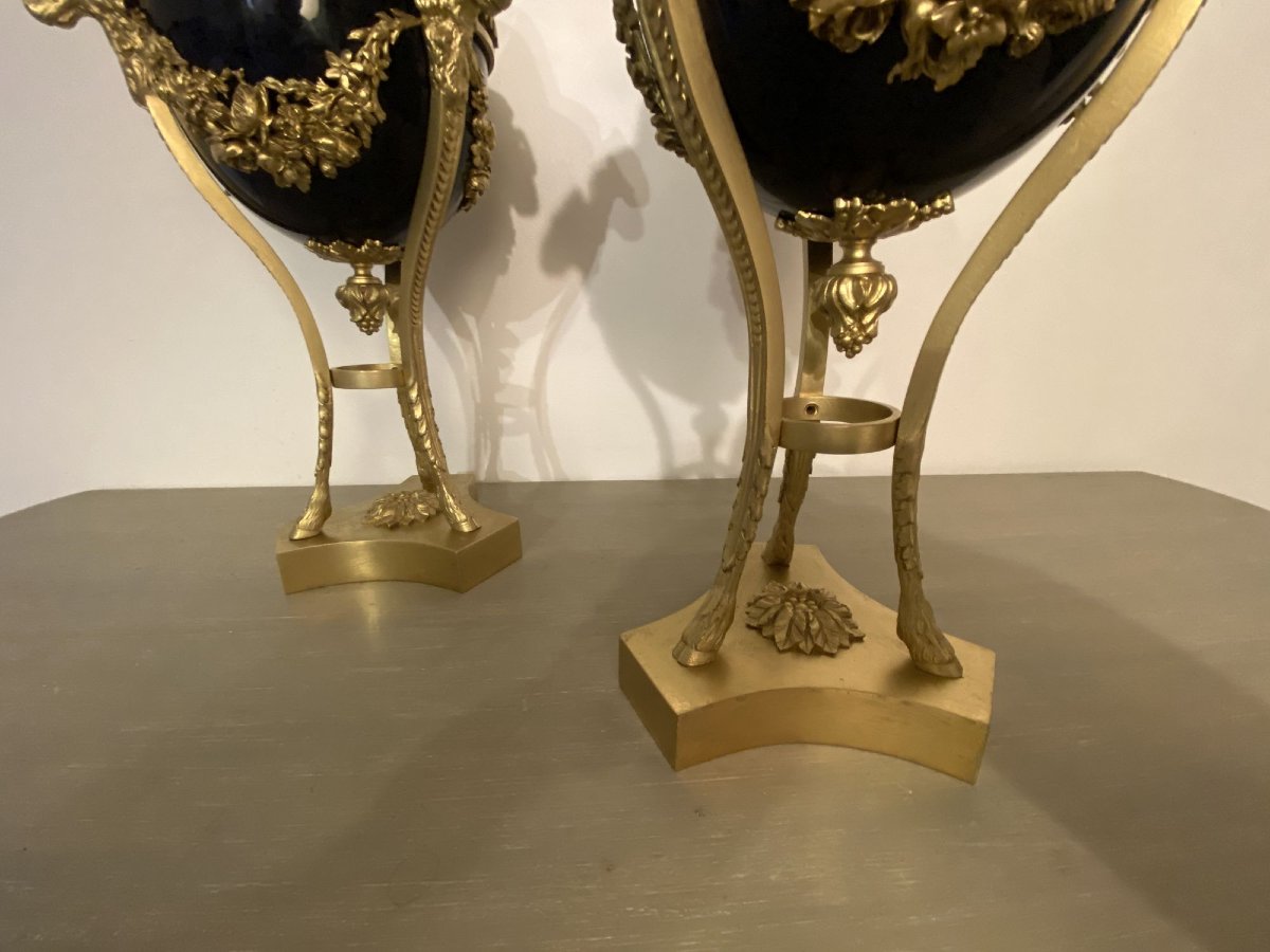 Grandes cassolettes en porcelaine bleu de four et bronze doré à décor de têtes de béliers-photo-3