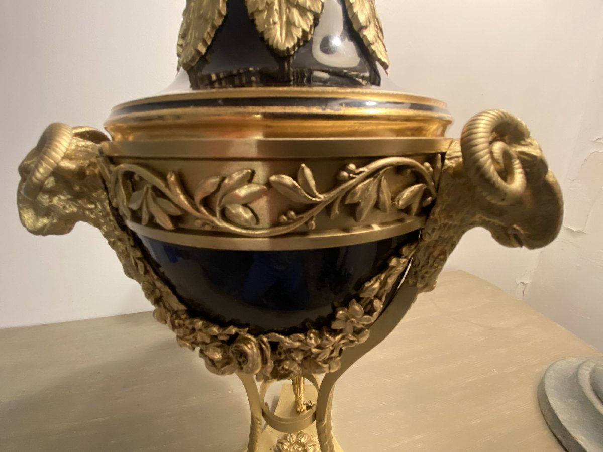 Grandes cassolettes en porcelaine bleu de four et bronze doré à décor de têtes de béliers-photo-5