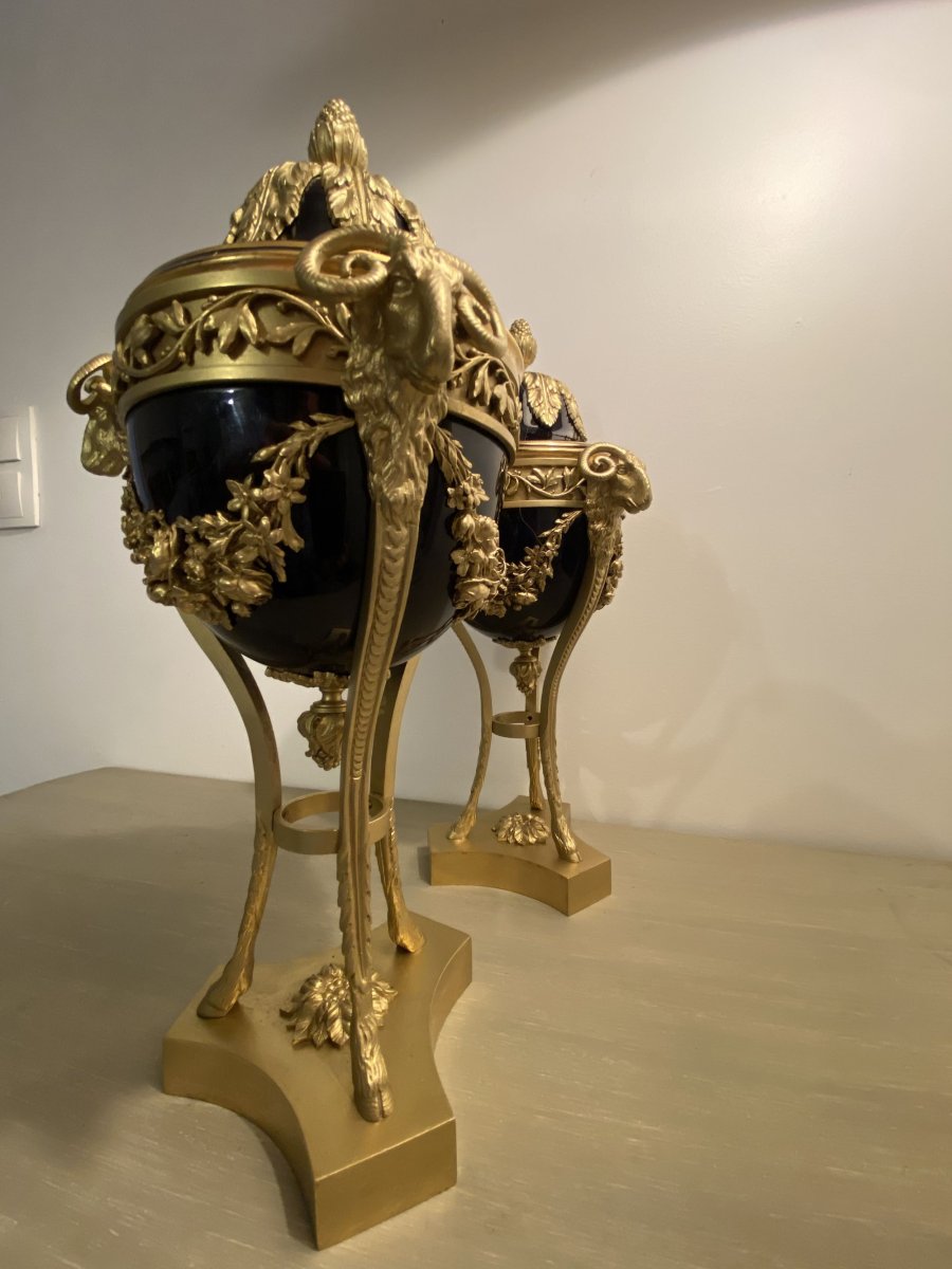 Grandes cassolettes en porcelaine bleu de four et bronze doré à décor de têtes de béliers-photo-7