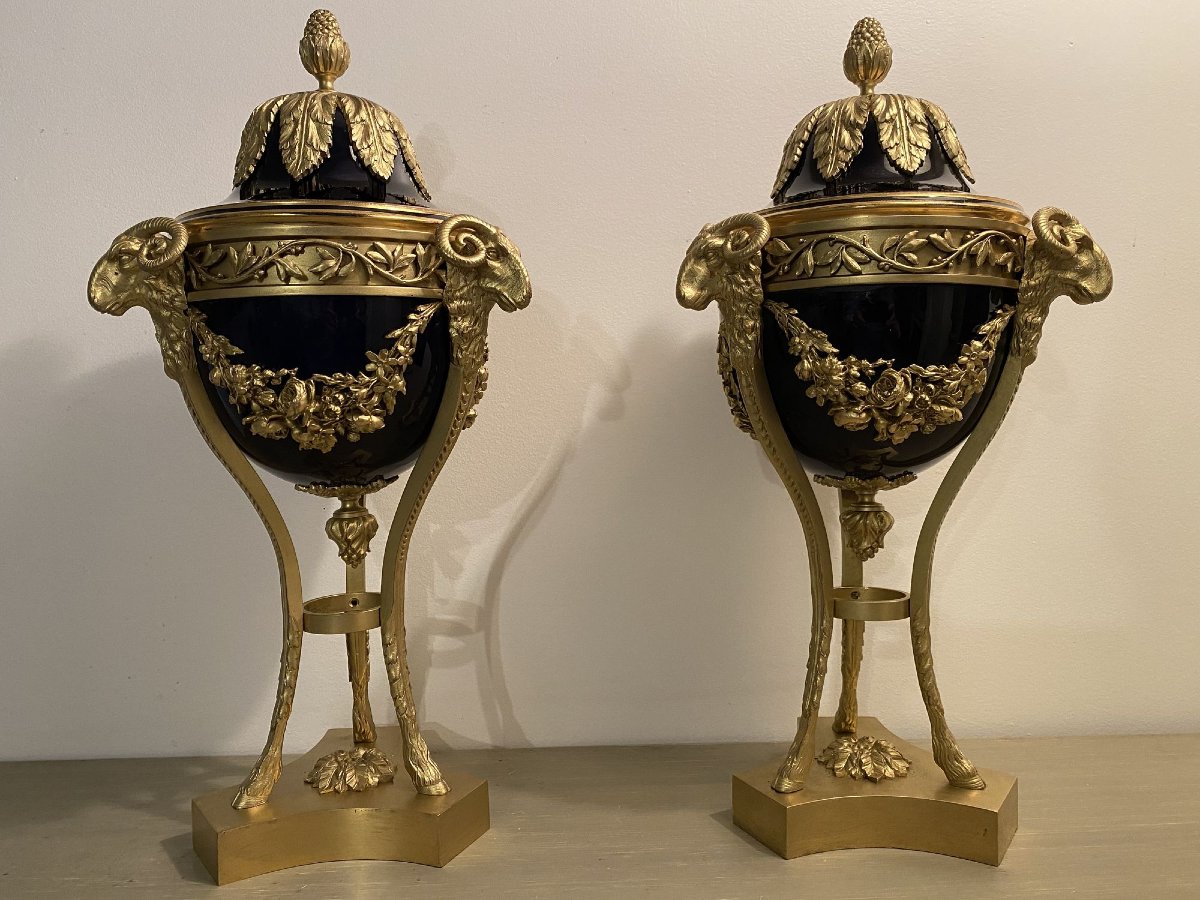 Grandes cassolettes en porcelaine bleu de four et bronze doré à décor de têtes de béliers-photo-8