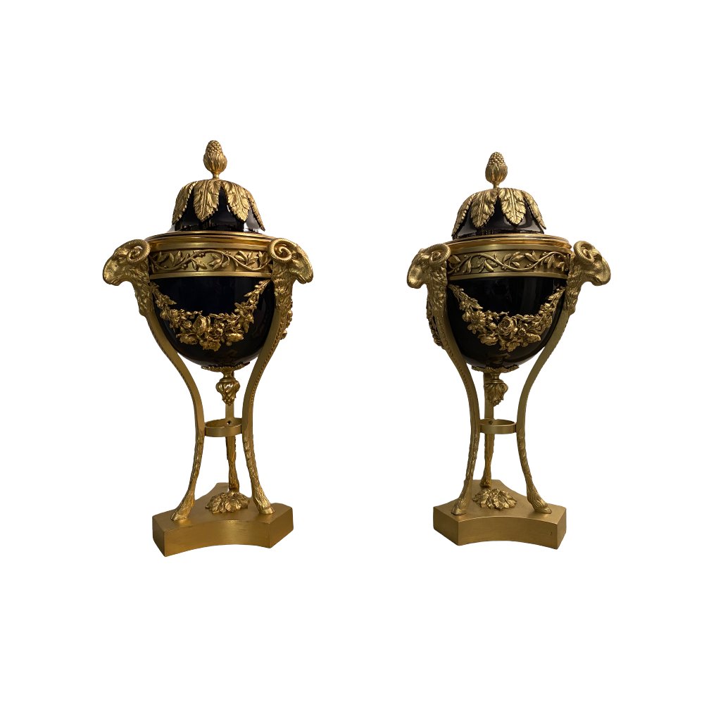 Grandes cassolettes en porcelaine bleu de four et bronze doré à décor de têtes de béliers